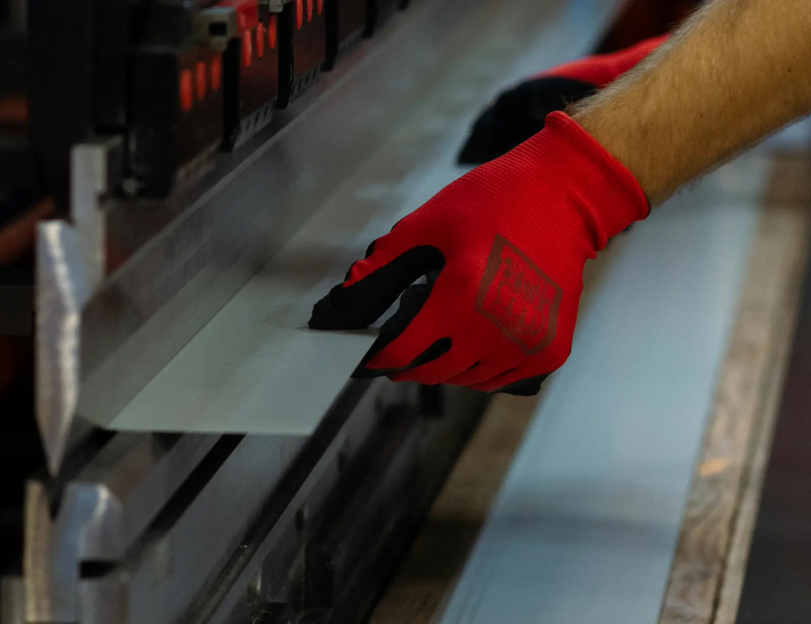 Operario de Maximec plegando una chapa en la plegadora CNC